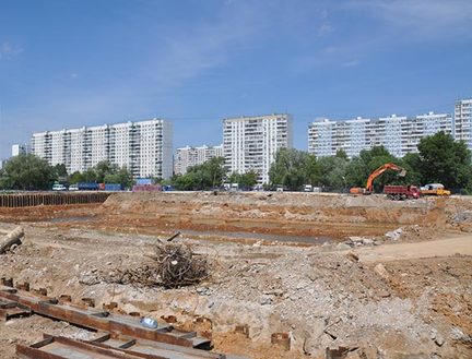 Земляные работы на строительстве ТРЦ «Небо» на улице Авиаторов